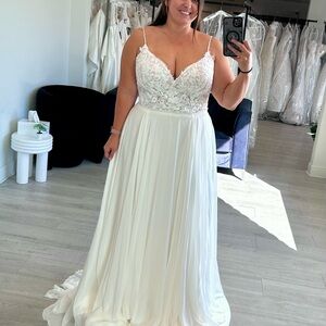 NEW Ivory Lace & Chiffon Wedding Dress